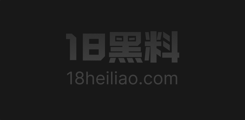 蒙脸坐女生裸体弹奏钢琴 把《进击的巨人》弹成一场不让人走神的演奏 - 图1
